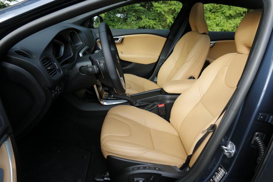 Интерьер Volvo V40 D4 Inscription 2016 года  (фото 5 из 19)